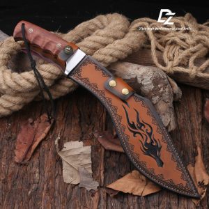 图 1 GT028 Red Big Dog Curved Knife Wooden Handle Leather Sheath