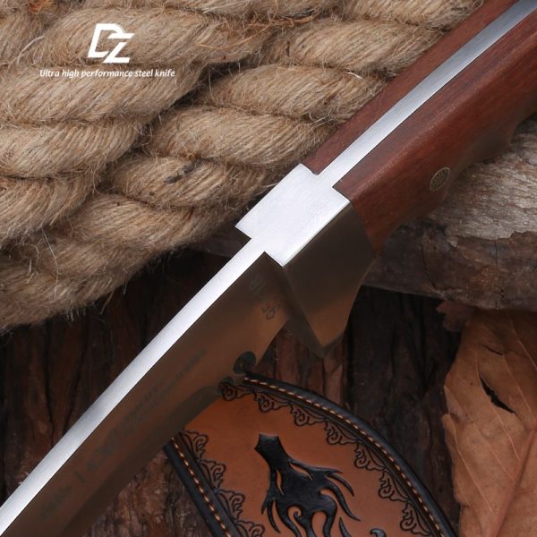 图 5 GT028 Red Big Dog Curved Knife Wooden Handle Leather Sheath